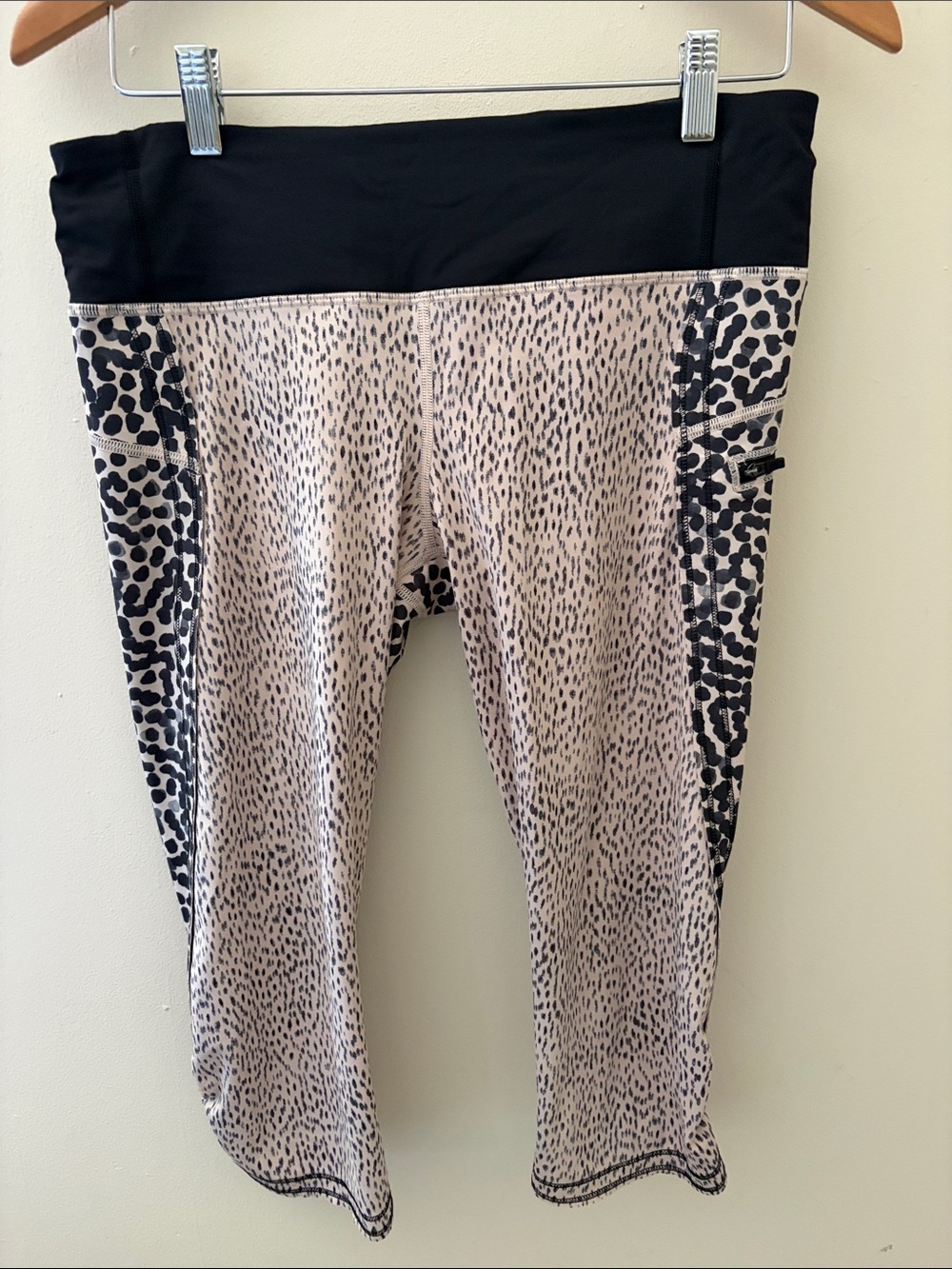 Lululemon  animal print run top speed  Capri Leggings